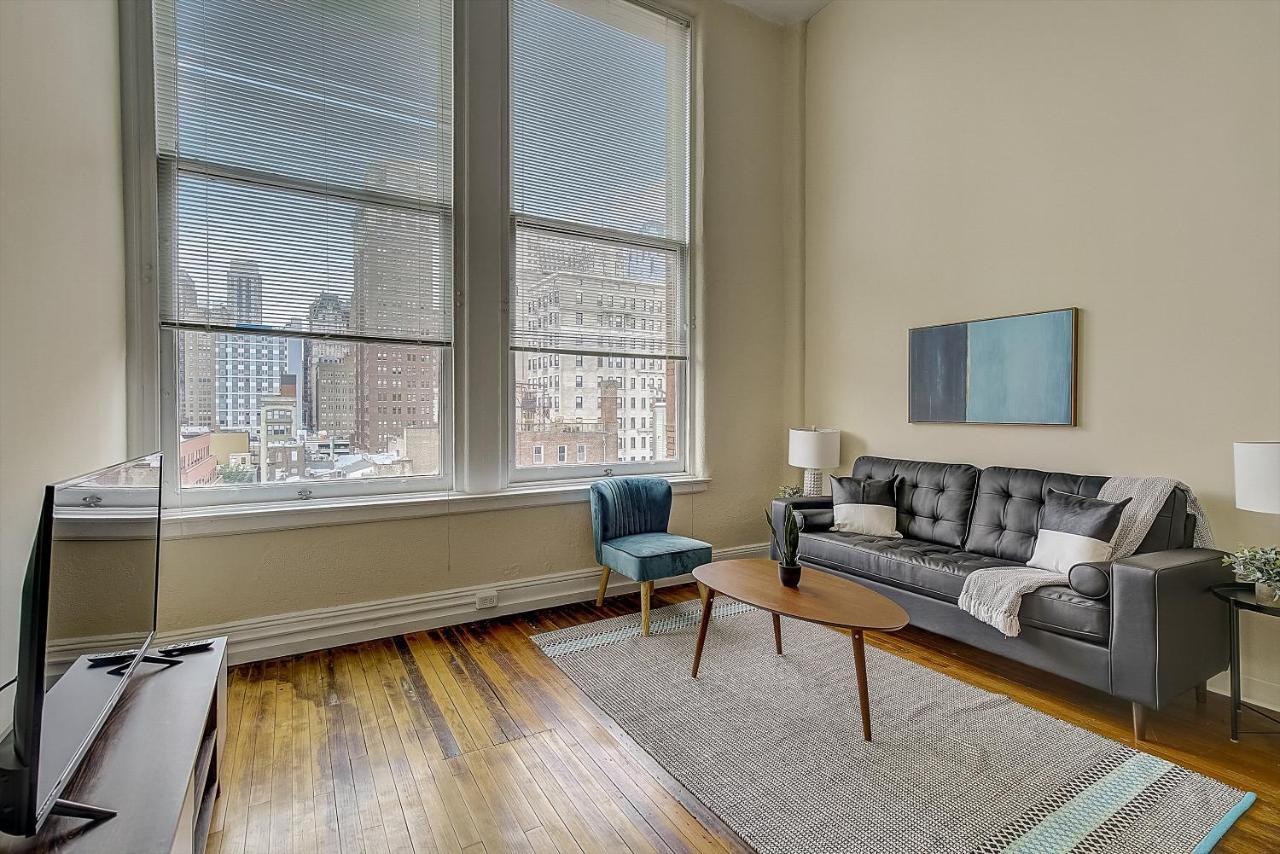 Frontdesk I The Cosmopolitan Apts Philadelphia Apartment Room photo